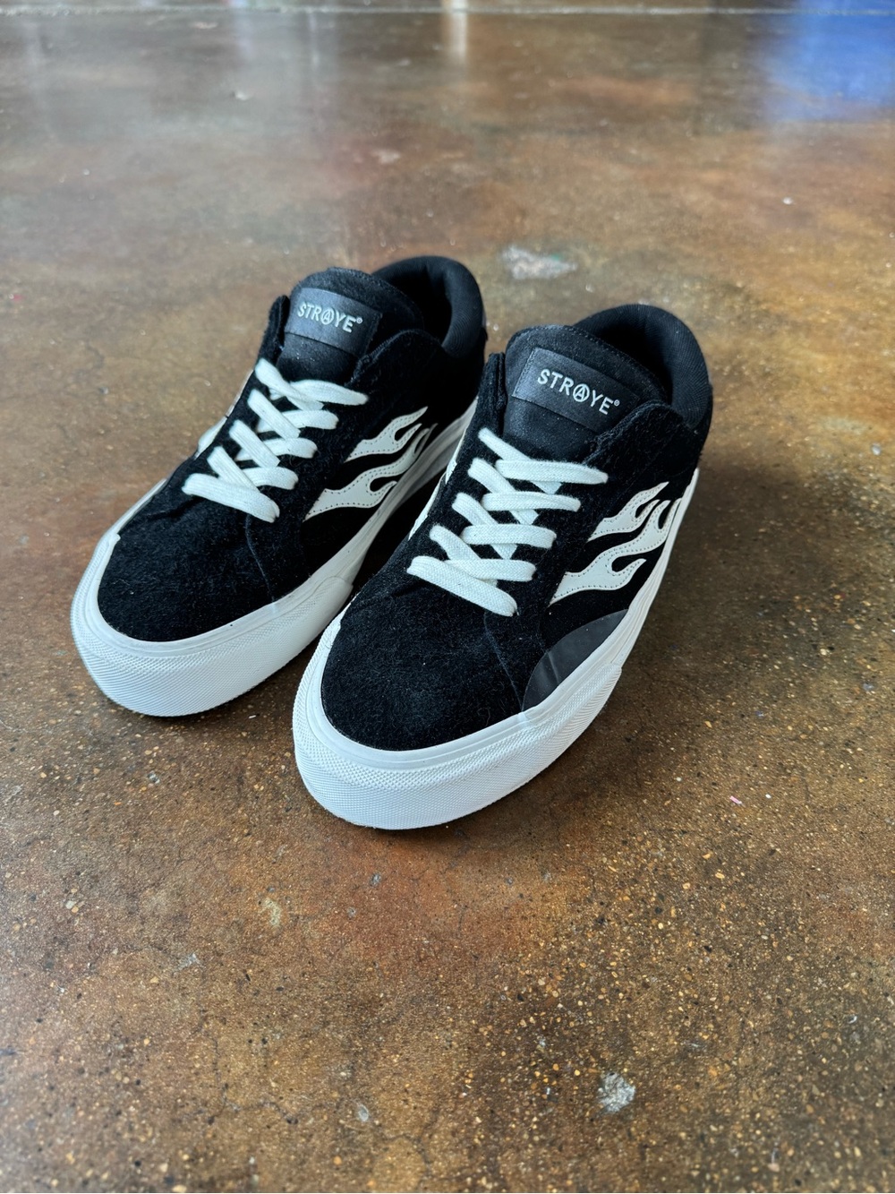 STRAYE Black Sneaker with white flames